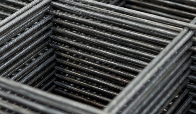 Corner of a stack of reinforcing mesh sheets